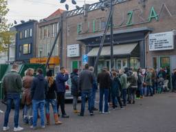 De rij voor Pand P bestond uit zo'n 150 mensen. (Foto: Arno van der Linden/SQ Vision)