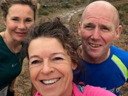 Gertie (midden) loopt in 20 jaar 10.500 kilometer bij elkaar! Links op de foto loopmaatje Margot Visser, rechts Jan Nabuurs (Foto: Gertie Theunissen)