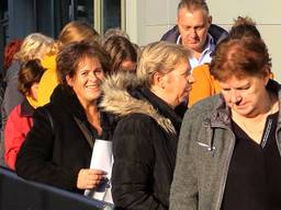 Honderden Suzannes in de rij bij de 013 in Tilburg. (foto: Omroep Brabant).