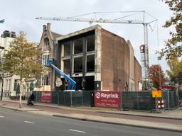 De sloopt van het Midi Theater in Tilburg is in volle gang (Foto: Imke van de Laar)