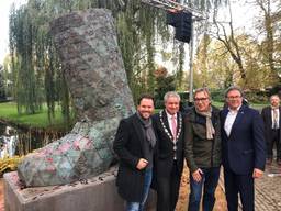 D'n Ouwe Sok is maandag onthuld, het kunstwerk staat in het Emile van Loonpark.