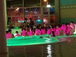 Een grote groep jongeren zorgde voor overlast in zwembad Stappegoor. (Foto: Manuela).