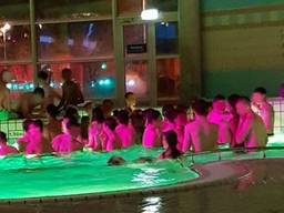 Een grote groep jongeren zorgde zaterdag voor overlast in zwembad Stappegoor in Tilburg. (Foto: Manuela)