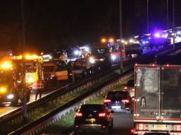 Bij het ongeluk zijn zeker zes auto's betrokken. (Foto: SK Media)