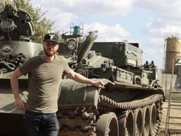 Eugène Hendrikx bij zijn T-55 tank