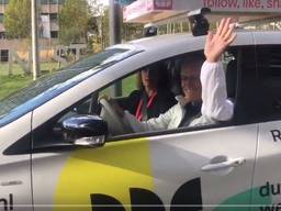 Burgemeester Jorritsma rijdt bezoekers van de  DDW rond in Eindhoven