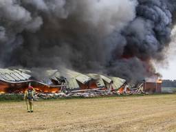 Grote brand bij stalbrand in Heusden. (Foto: Pim Verkoelen/SQ Vision Mediaprodukties).