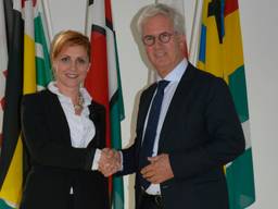 Ambassadeur Adia Sakiqi en burgemeester Jac Klijs (Foto: gemeente Moerdijk)