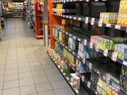 Doordat de leveringsproblemen dinsdag zijn begonnen, zijn de schappen nog niet helemaal leeg. (Foto: Edwin Vossen)