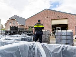 De ontmanteling van het drugslab in Lage Zwaluwe. (foto: SQ Vision)