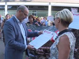 Overhandiging protestbrief mestfabriek