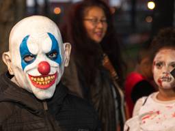 Clown tijdens de Halloweentocht (foto: Kevin Cordewener)