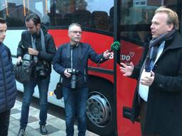 Wethouder Thomas Zwiers opent de buslijn. (Foto: Eva de Schipper)