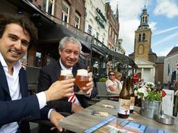 Jesse Klaver en burgemeester Niederer proosten op Roosendaal. (Foto: Timo Reisiger)