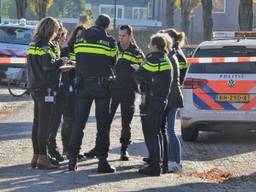 De politie onderzoekt de beelden van de bewakingscamera van de overburen (Foto: Toby de Kort)