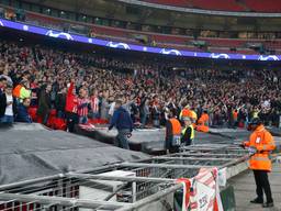 PSV-fans maken sfeer op Wembley tijdens het uitduel met Tottenham van 6 november.