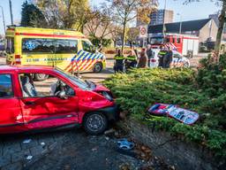 De auto raakte na de botsing een muurtje (foto: Sem van Rijssel/SQ Vision Mediaprodukties)