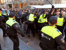 Pro-Zwarte Piet-demonstranten wilden tegenstanders te lijf gaan. (Foto: Dave Hendriks)