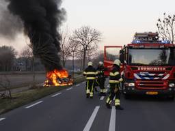 De auto vloog in brand. (Foto: SK-Media)