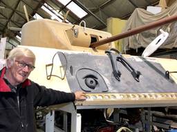 Ferd Quik bij de nagemaakte Sherman tank (Foto: Erik Peeters)