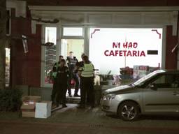 De politie bij cafetaria Ni Hao aan de Markt in Ossendrecht. (Foto: Gino Press)