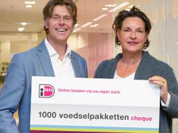 De cheque voor eerste duizend voedselpakketten wordt overhandigd (Foto: iDEAL)