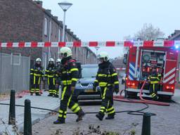 De brandweer onderzoekt de brand in Steenbergen (foto: GinoPress)
