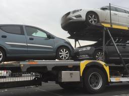 Meerdere auto's zijn in beslag genomen (foto: Willem-Jan Joachems)