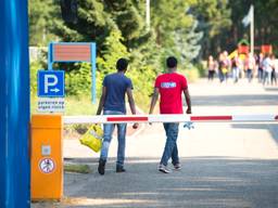 Mensen bij het asielzoekerscentrum in Budel. (Foto: ANP)