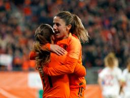 Daniëlle van de Donk (rechts) en Lieke Martens vieren Oranje's tweede treffer. (VI Images)