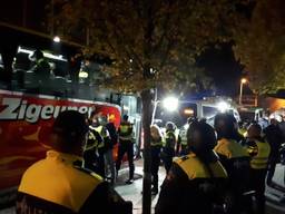De ME sluit de bus met Luikse relschoppers in (Foto: politie)