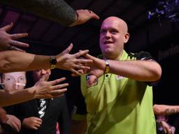 Michael van Gerwen op weg naar het podium (Foto: Chris Dean/PDC).