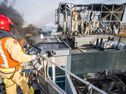 Brandweer kijkt naar de ravage die de brand heeft aangericht (Foto: Sem van Rijssel)