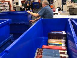 De verhuizing van de bibliotheek in Tilburg is begonnen.