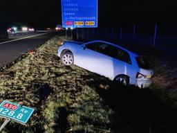 Een van de auto's die betrokken raakte bij het ongeval belandde in de sloot. Foto: AS Media