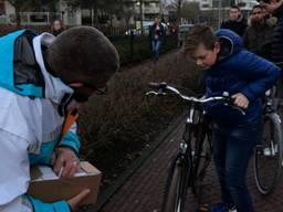 Jos Beurskens van Veilig Verkeer Nederland controleert alle fietsen heel nauwkeurig. (foto: Eva de Schipper)