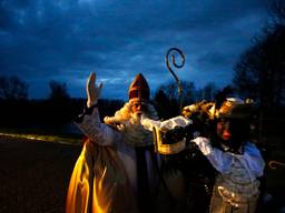 Sint en Piet gaan vanavond weer langs de deuren met zakken vol cadeau's (Foto: ANP)