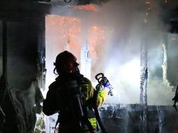 De brandweer bestreed het vuur. (Foto: Harrie Grijseels)