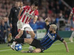 Duel tussen PSV'er Hirving Lozano en Marcelo Brozovic van Inter. (Foto: VI Images)