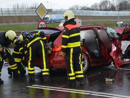 Brandweer bevrijdt inzittende na ernstig ongeluk. Foto: Perry Roovers / SQ Vision