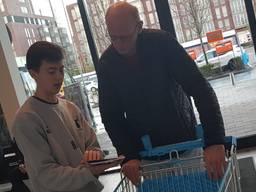 Joan Giménez deelt flyers uit tijdens de actie 'Samen Sterk voor de Voedselbank' (Foto: Collin Beijk)