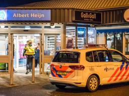 De Albert Heijn werd overvallen door man met bivakmuts. (Foto: Sem van Rijssel/SQ Vision)