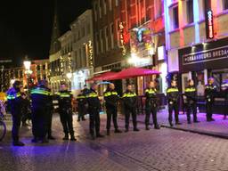 Veel politie op de been bij de Graanbeurs voor het Scholieren Gala Breda. (Foto: GinoPress)