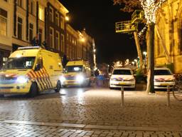 Ook ambulances kwamen naar de Graanbeurs waar het Scholieren Gala Breda werd gehouden. (Foto: GinoPress)