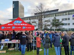 ASML-medewerkers tijdens een werkonderbreking in december, voor de deur van het bedrijf in Veldhoven (foto: FNV)