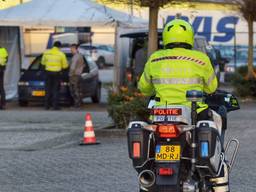 In Etten-Leur werd maandag ook gecontroleerd door de politie en de belastingdienst. (Foto: Tom van der Put)