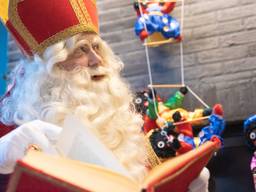 De Sint denkt na wat hij alle kinderen zou schenken (foto: Kevin Cordewener)