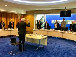 Burgemeester Van Soest legt de eed af voor zijn verhoor door de commissie (foto: Raoul Cartens).