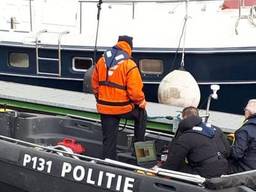 De politie op onderzoek in de jachthaven van Dinteloord