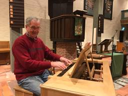 Johan Schmidt achter zijn zelfgemaakte houten pijporgel. (foto: Paul Giezen)